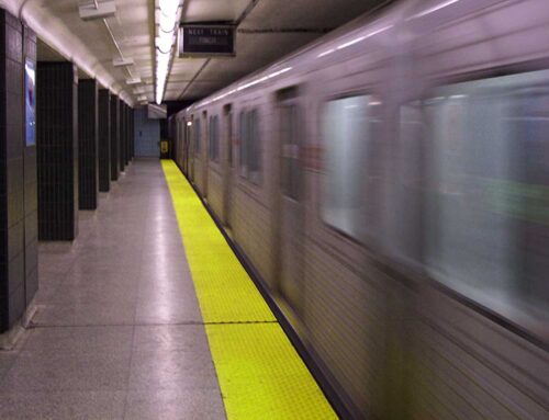 Man got serious injuries after falling onto subway tracks